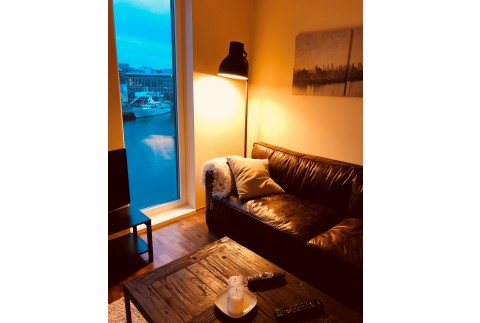 Stue med utsikt til kanalen